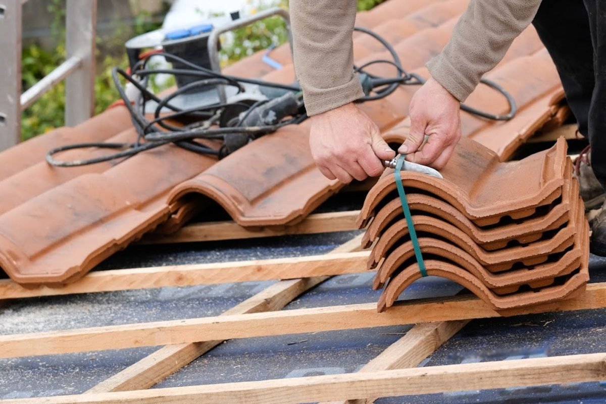 Reno toiture Carcassonne pose de tuiles